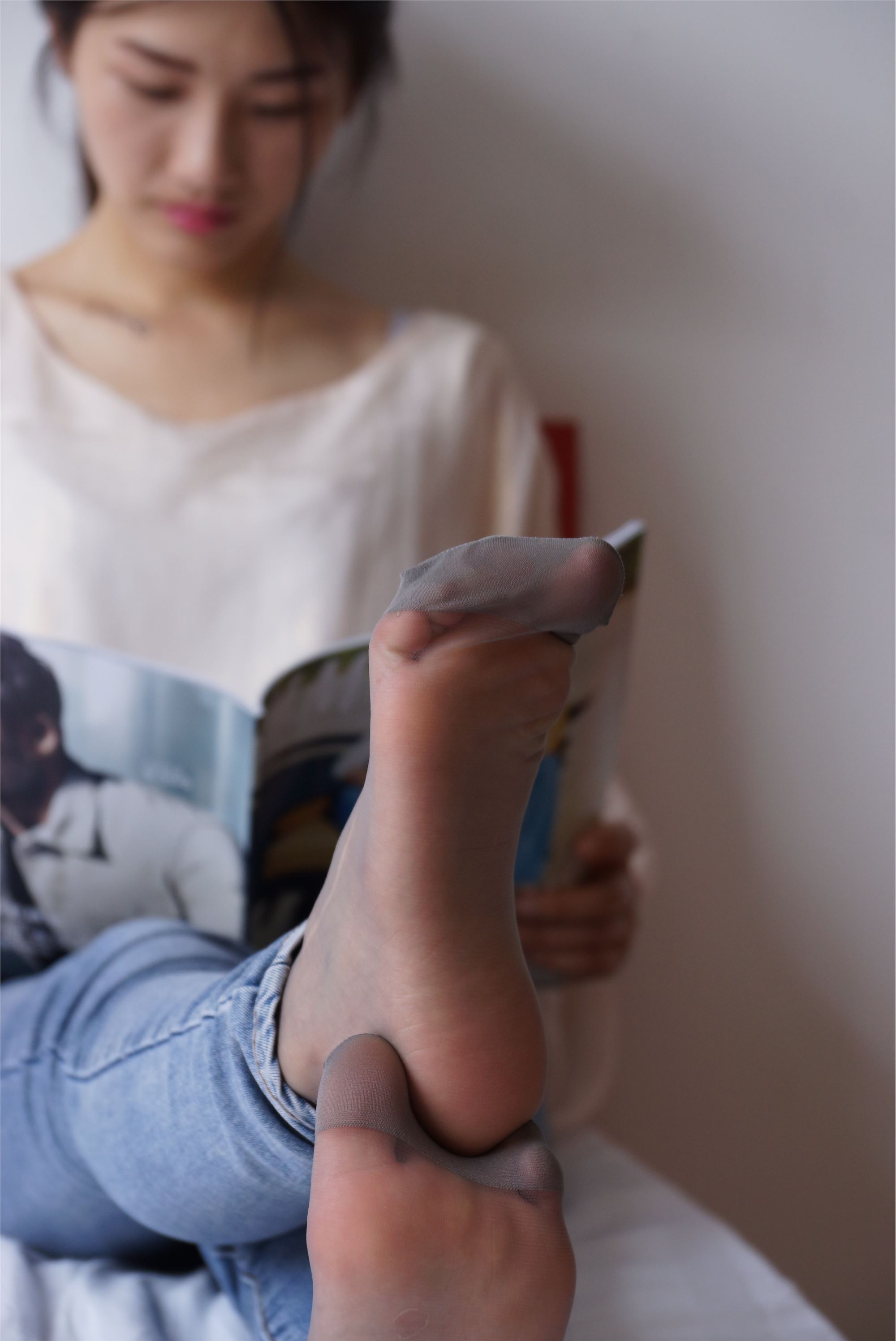 自由摄影 No.005 惬意的周末经典短灰丝陪你看看书